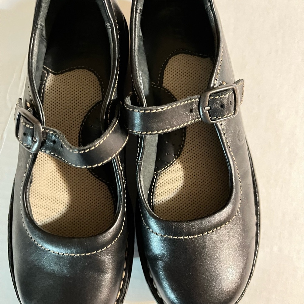 New pair of BORN “Mary Jane” style shoes.